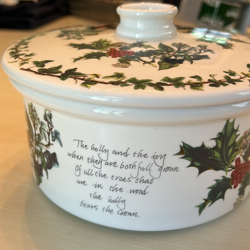 Portmeirion Holly and Ivy Holiday Covered Casserole - Picture 2 of 6